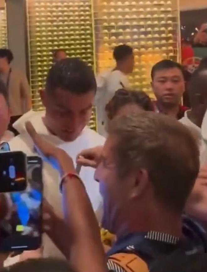 熟人相见，C罗在香港偶遇在此度假的葡萄牙知名主持人若昂-拜昂