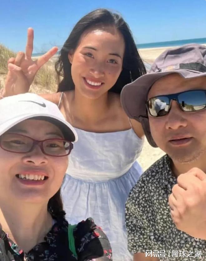 郑钦文用组照讲述伤病加速度康复故事，眉毛意外成关注焦点