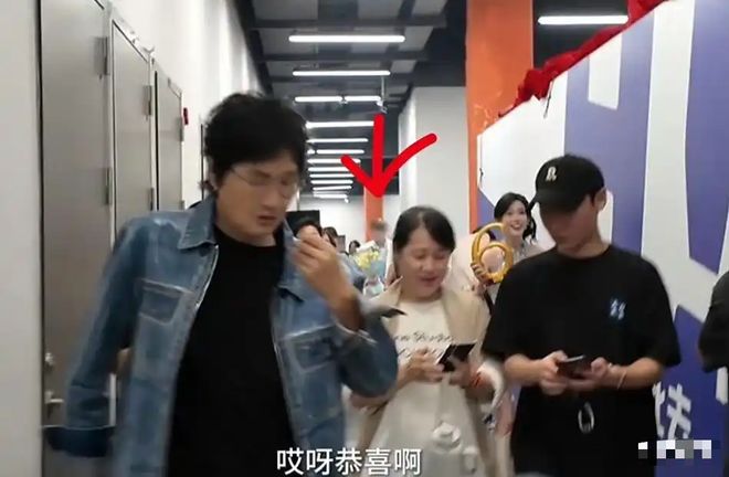 李连杰重病急救？孙楠欺负田栩宁被骂？赵露思再爆内鱼黑料？沈月买海外奖营销？假顶流私下互掐？