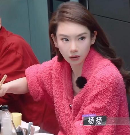 戚薇大方承认医美过度，整个眉毛动不了，网友不批评却夸她够真诚