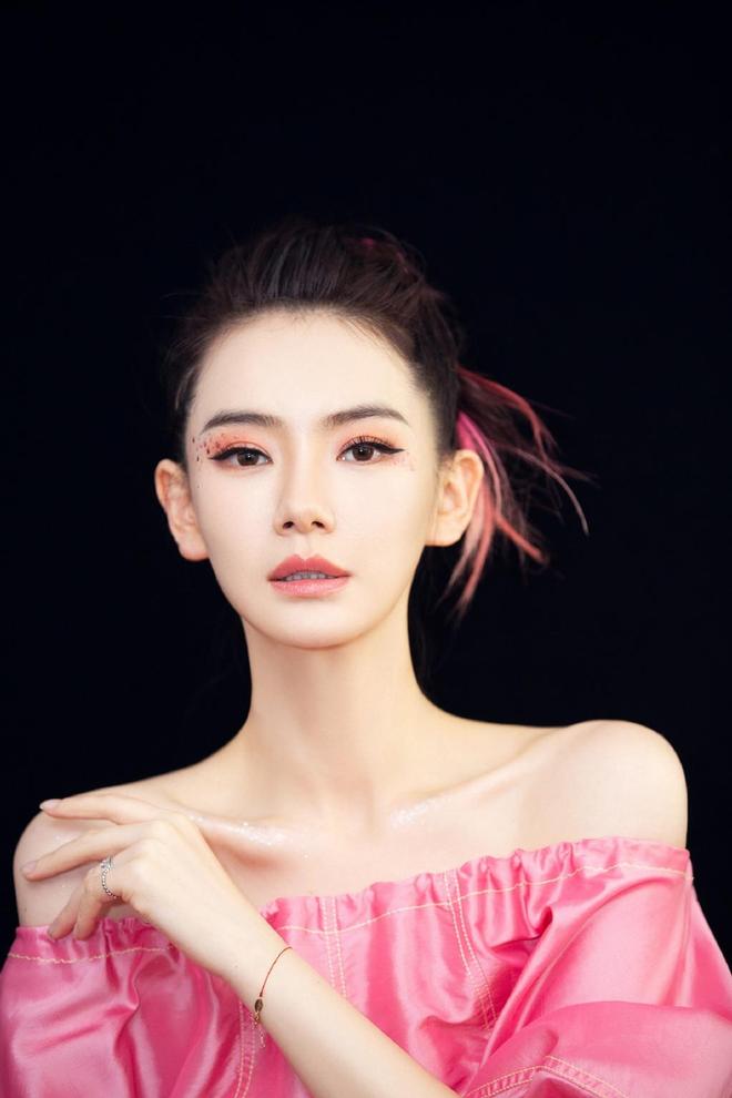 戚薇大方承认医美过度，整个眉毛动不了，网友不批评却夸她够真诚