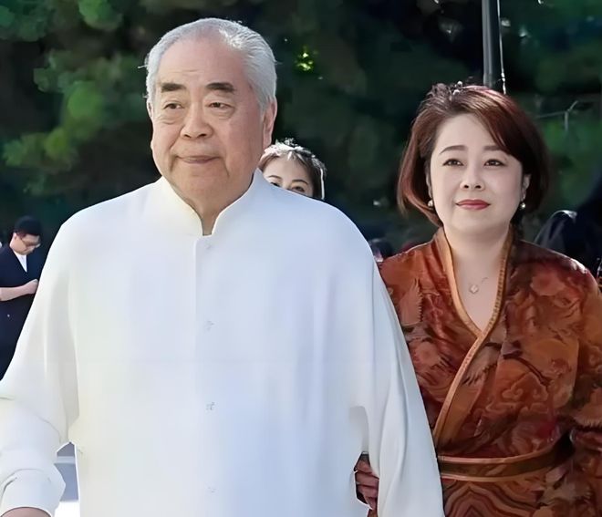 范曾好友揭露失联内幕，家族内斗陷两难，继子晒全家福挑衅亲女儿