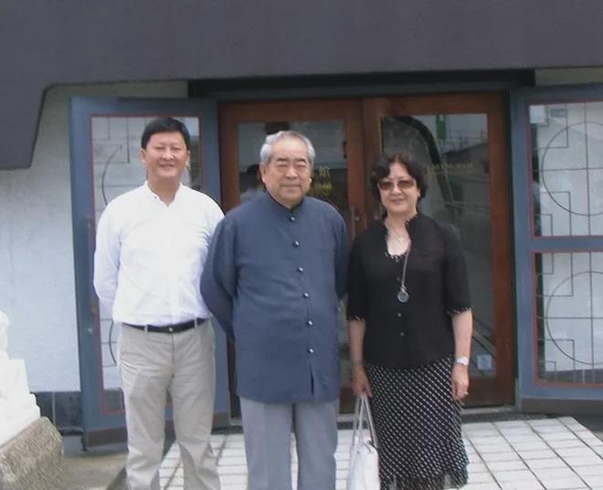 范曾好友揭露失联内幕，家族内斗陷两难，继子晒全家福挑衅亲女儿