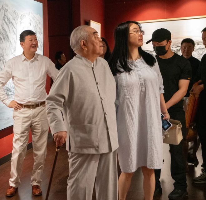 范曾好友揭露失联内幕，家族内斗陷两难，继子晒全家福挑衅亲女儿
