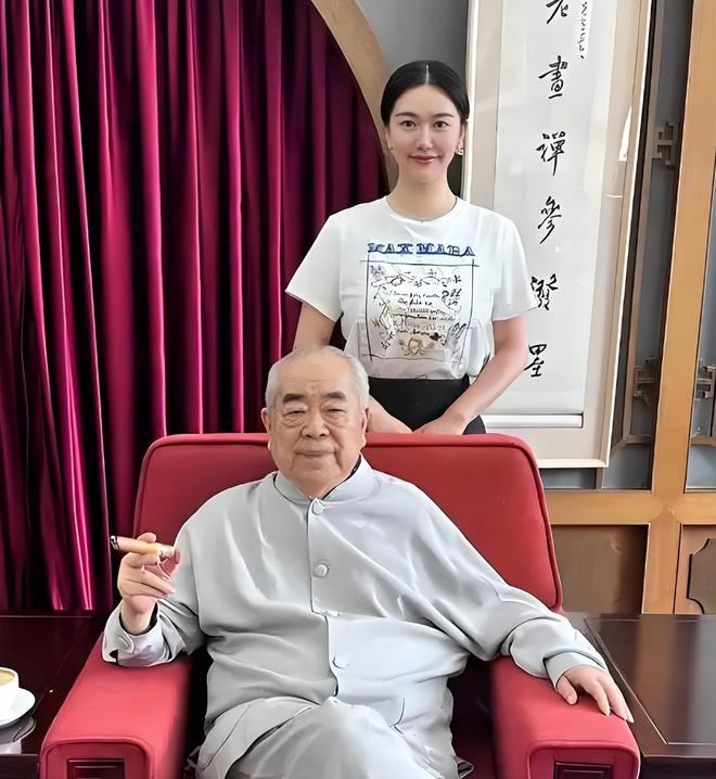 范曾好友揭露失联内幕，家族内斗陷两难，继子晒全家福挑衅亲女儿