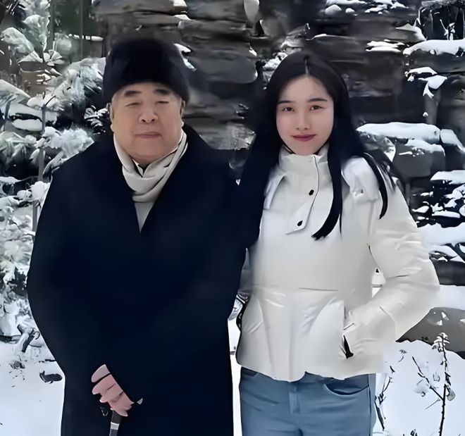 范曾好友揭露失联内幕，家族内斗陷两难，继子晒全家福挑衅亲女儿