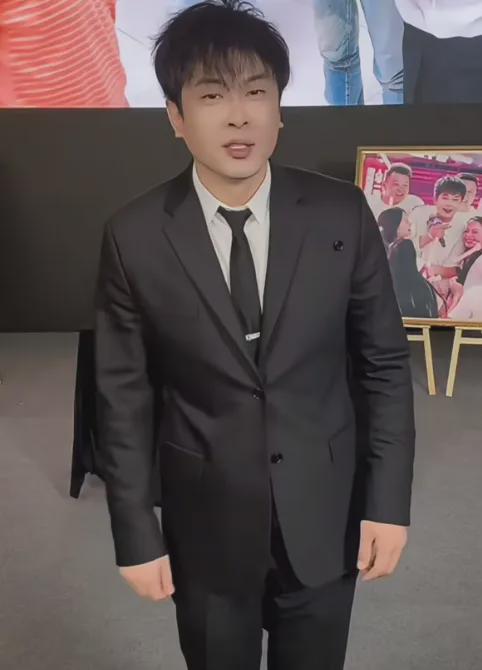 辛巴退播难平众怒！打假博主内涵其装病，此前已五次宣布退播