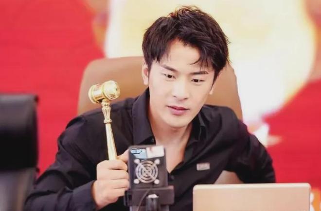 辛巴退播难平众怒！打假博主内涵其装病，此前已五次宣布退播