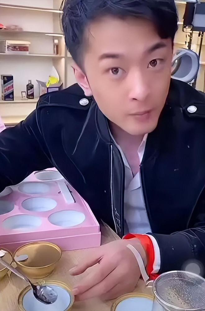 辛巴退播难平众怒！打假博主内涵其装病，此前已五次宣布退播