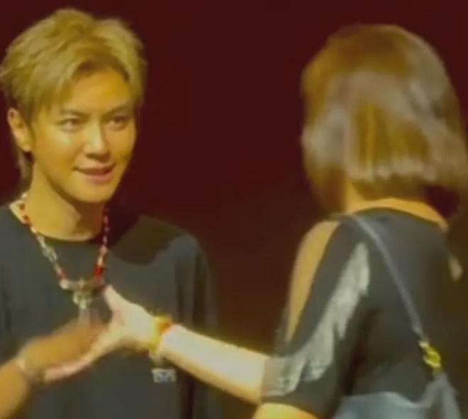46岁罗志祥近况曝光！去国外开演唱会和粉丝挨个击掌，脸僵变蜡像