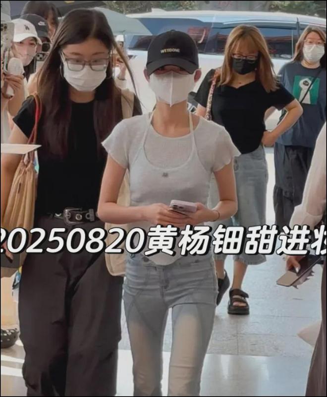 黄杨钿甜“天价耳环”后复出！低调现身横店拍戏，遭网友强烈抵制