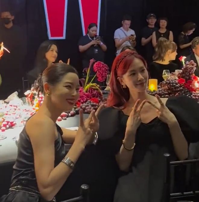 W盛典后台名场面！杨幂主动招呼热巴，倪妮造型夸张刘诗诗偷笑
