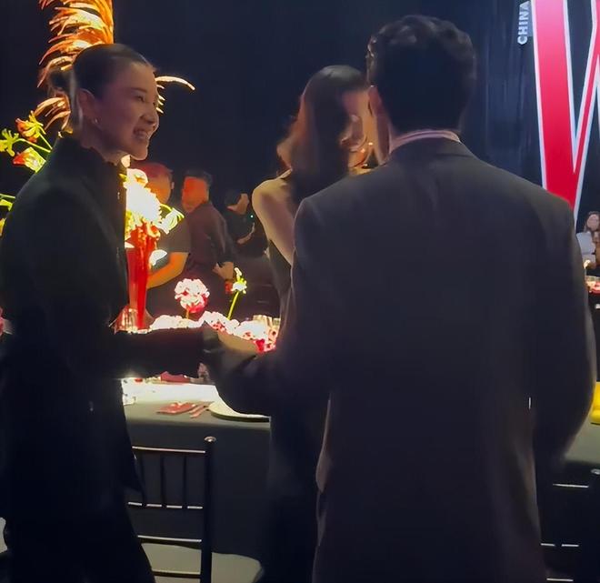 W盛典后台名场面！杨幂主动招呼热巴，倪妮造型夸张刘诗诗偷笑