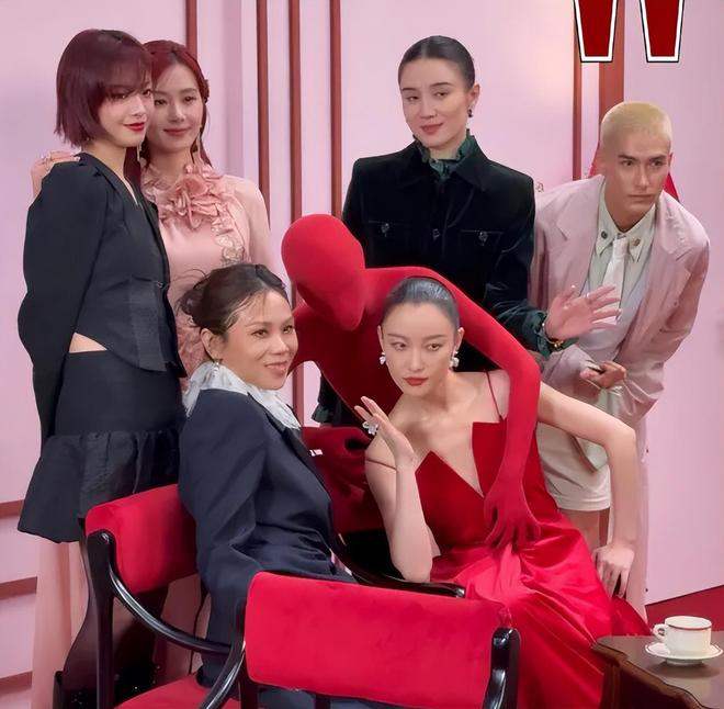 W盛典找座位学问太多！杨幂孙俪欢快热聊，刘诗诗和李庚希同桌