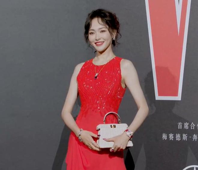 W盛典红毯生图来了！杨幂中分显秃，刘诗诗双目无神，唐嫣太瘦