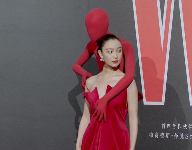 W盛典红毯生图来了！杨幂中分显秃，刘诗诗双目无神，唐嫣太瘦