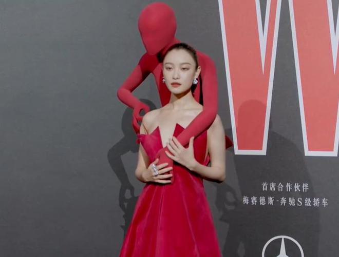 W盛典红毯生图来了！杨幂中分显秃，刘诗诗双目无神，唐嫣太瘦