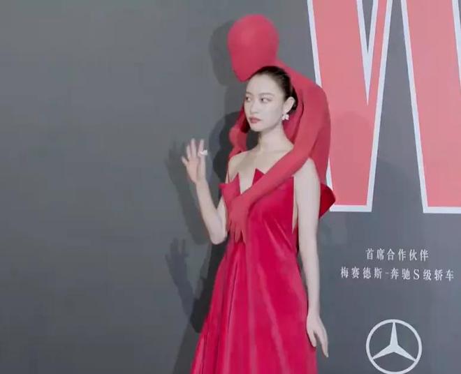 W盛典红毯生图来了！杨幂中分显秃，刘诗诗双目无神，唐嫣太瘦