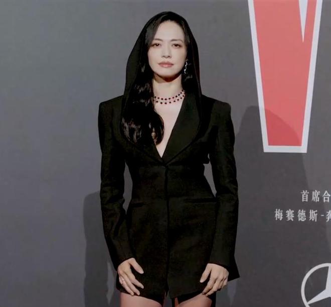 W盛典红毯生图来了！杨幂中分显秃，刘诗诗双目无神，唐嫣太瘦