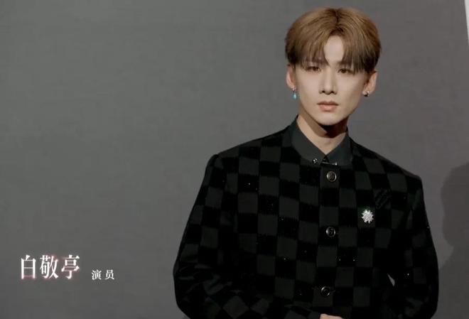 W盛典红毯生图来了！杨幂中分显秃，刘诗诗双目无神，唐嫣太瘦