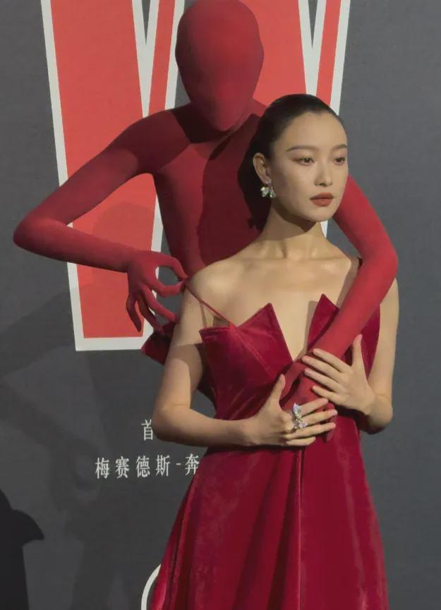 W盛典女明星杀疯了！热巴杨幂比拼顶奢高定，刘诗诗资源不如唐嫣