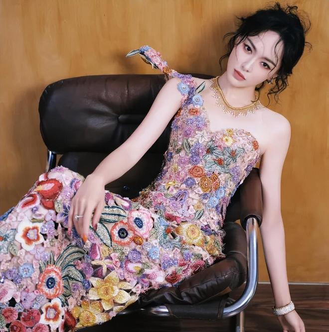 W盛典女明星杀疯了！热巴杨幂比拼顶奢高定，刘诗诗资源不如唐嫣