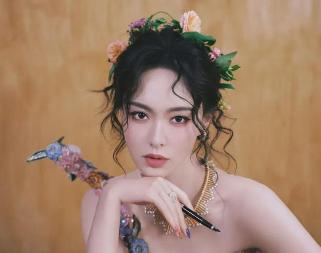 W盛典女明星杀疯了！热巴杨幂比拼顶奢高定，刘诗诗资源不如唐嫣
