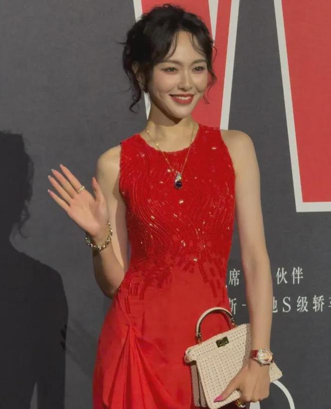 W盛典女明星杀疯了！热巴杨幂比拼顶奢高定，刘诗诗资源不如唐嫣