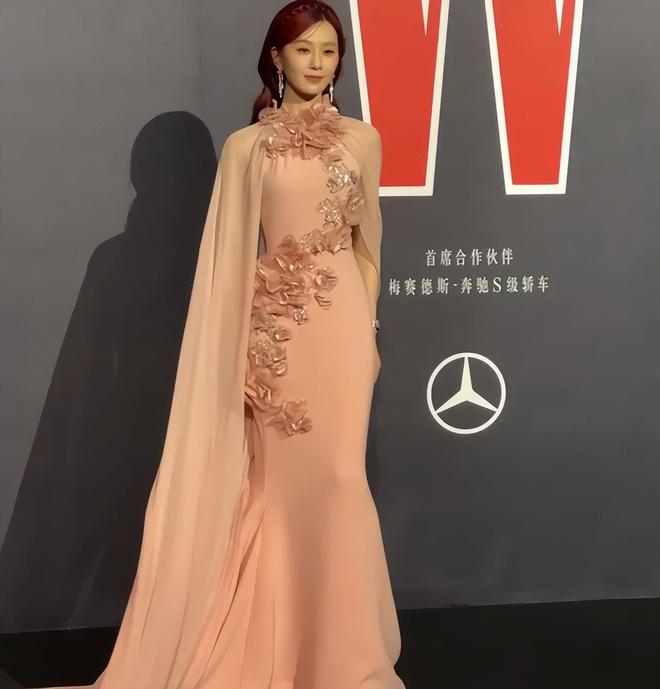 W盛典女明星杀疯了！热巴杨幂比拼顶奢高定，刘诗诗资源不如唐嫣