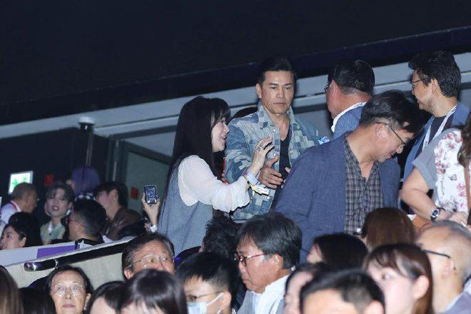 谢霆锋香港演唱会现场：英皇全员出动十分壮观，王嘉尔隔空合唱