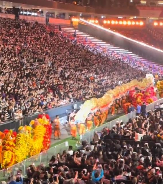 谢霆锋香港演唱会现场：英皇全员出动十分壮观，王嘉尔隔空合唱