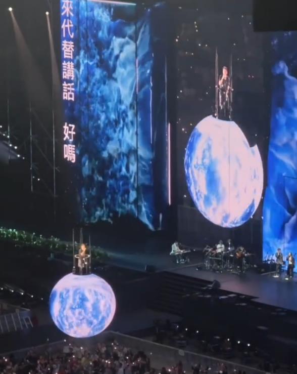 谢霆锋香港演唱会现场：英皇全员出动十分壮观，王嘉尔隔空合唱