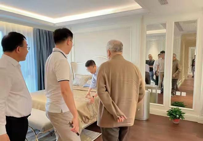 范曾近况曝光：住进新别墅，抽雪茄会友太惬意，原别墅留给了继子