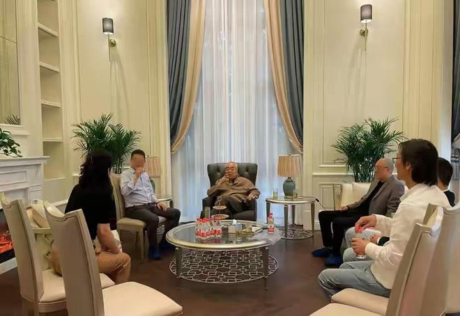 范曾近况曝光：住进新别墅，抽雪茄会友太惬意，原别墅留给了继子