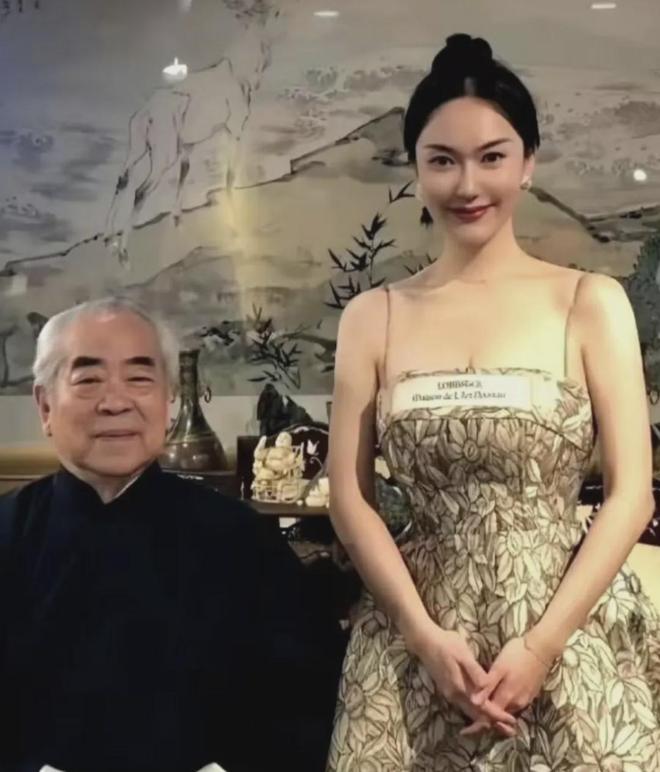 范曾晚节不保？亲题牌匾下堆满烂鞋，还曾给释永信美女弟子题字