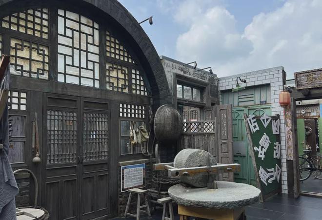 范曾晚节不保？亲题牌匾下堆满烂鞋，还曾给释永信美女弟子题字