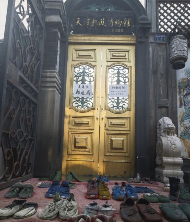 范曾晚节不保？亲题牌匾下堆满烂鞋，还曾给释永信美女弟子题字