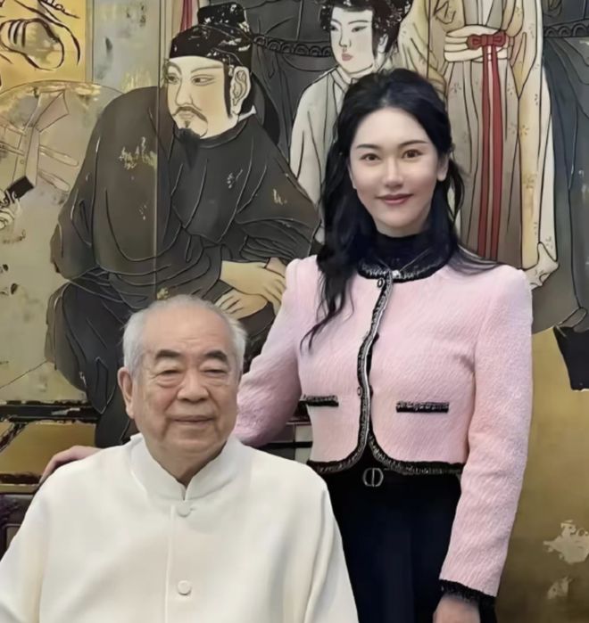 范曾晚节不保？亲题牌匾下堆满烂鞋，还曾给释永信美女弟子题字