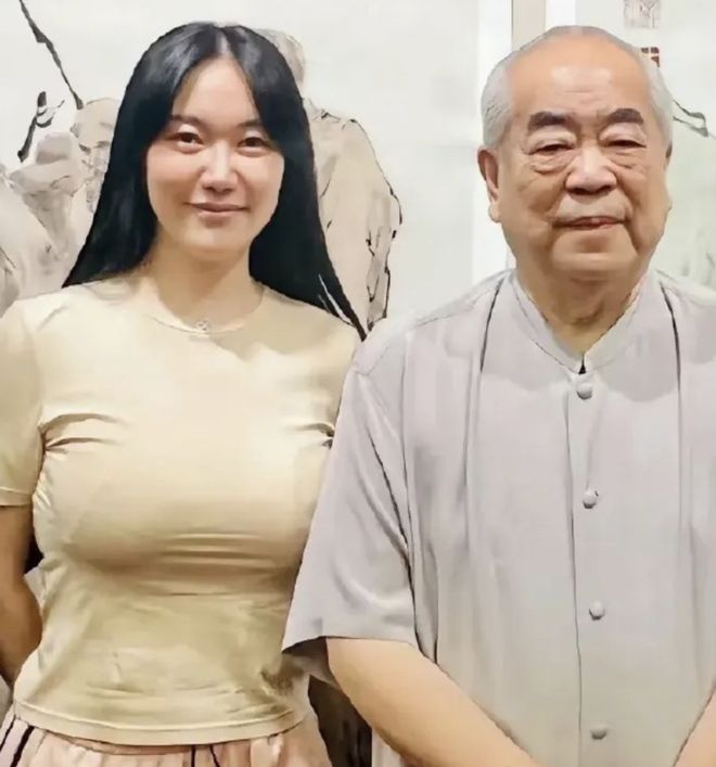 范曾晚节不保？亲题牌匾下堆满烂鞋，还曾给释永信美女弟子题字