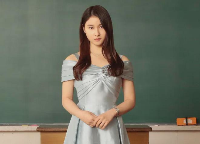 好没素质！30岁日本女星放任女儿超市舔瓶子，碰到嘴巴还放回去