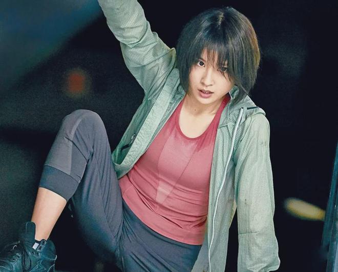好没素质！30岁日本女星放任女儿超市舔瓶子，碰到嘴巴还放回去