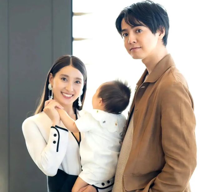 好没素质！30岁日本女星放任女儿超市舔瓶子，碰到嘴巴还放回去