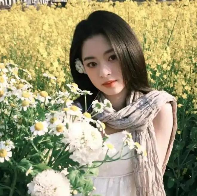 黄杨钿甜走出耳环风波，近照千元左右穿搭接地气，粉丝盼妹妹飞升