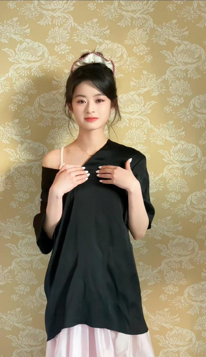 黄杨钿甜走出耳环风波，近照千元左右穿搭接地气，粉丝盼妹妹飞升