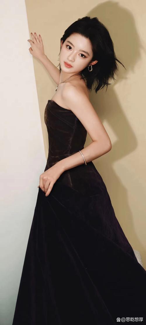 黄杨钿甜走出耳环风波，近照千元左右穿搭接地气，粉丝盼妹妹飞升