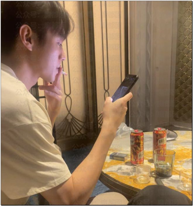 震惊！顶流男星被人气小花爆出轨+和新人开房+私密视频流出