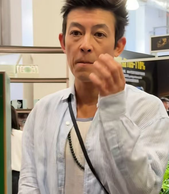 陈冠希参加活动状态差，皮肉下垂皱纹明显，网友感叹不如谢霆锋