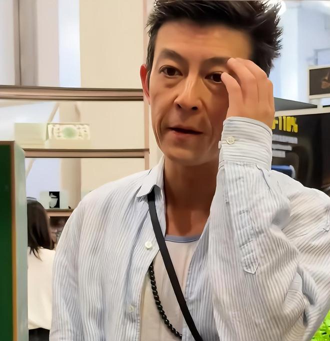 陈冠希参加活动状态差，皮肉下垂皱纹明显，网友感叹不如谢霆锋