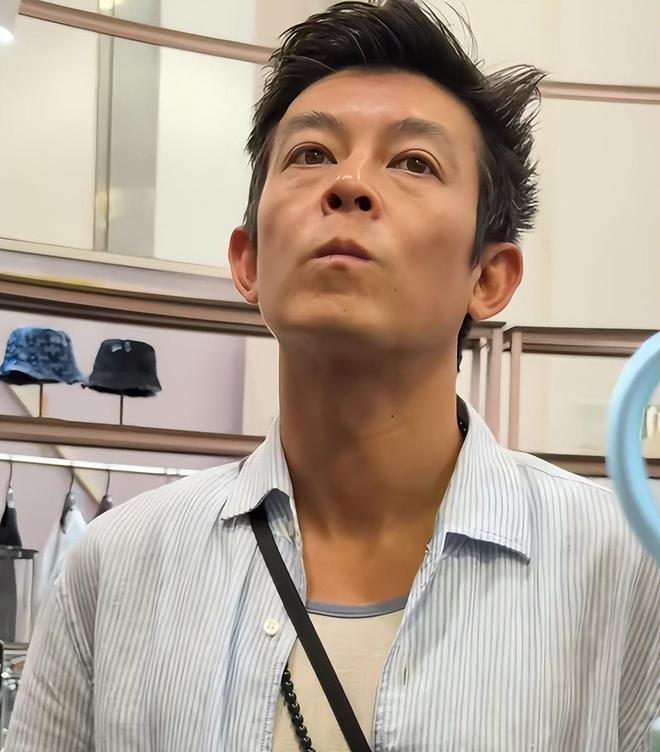 陈冠希参加活动状态差，皮肉下垂皱纹明显，网友感叹不如谢霆锋