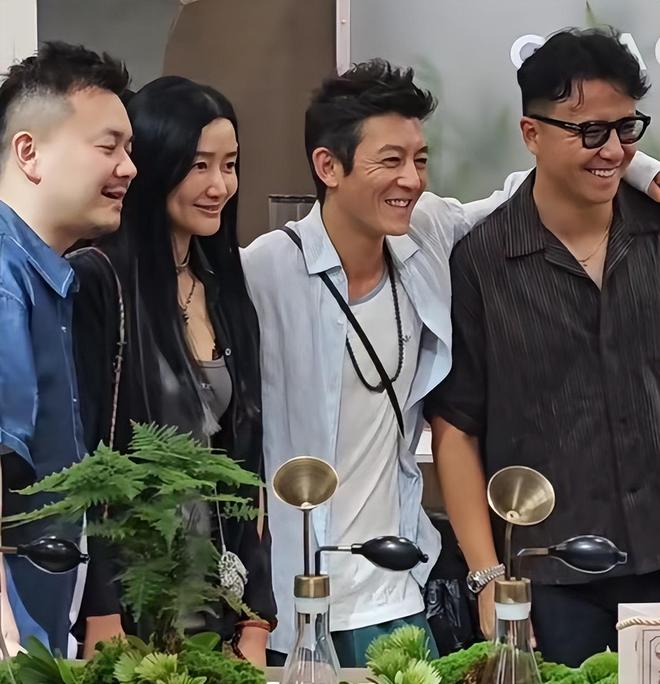 陈冠希参加活动状态差，皮肉下垂皱纹明显，网友感叹不如谢霆锋